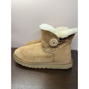 UGG Australia Mini Bailey Button Shearling Boots Size 10 Chestnut Brown